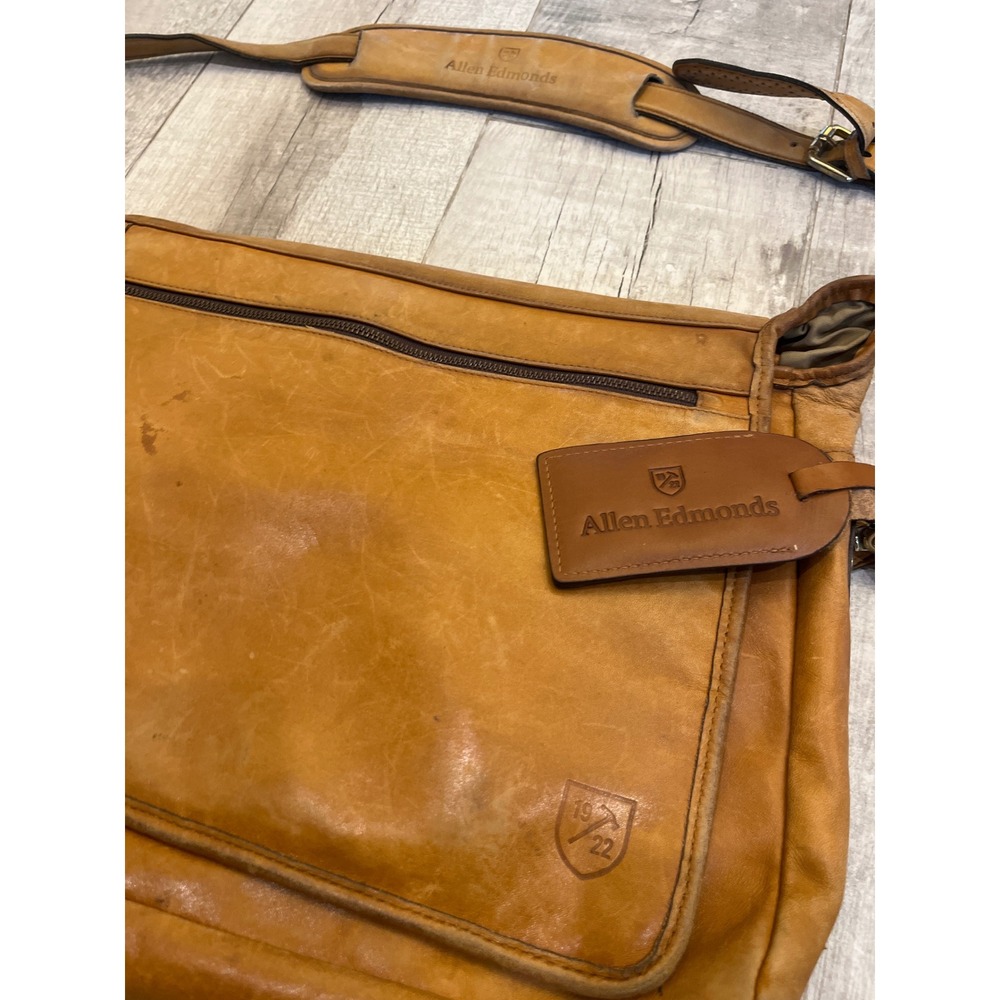 Allen Edmonds Tan Leather Messenger Bag Briefcase Crossbody 1922 Crest Logo